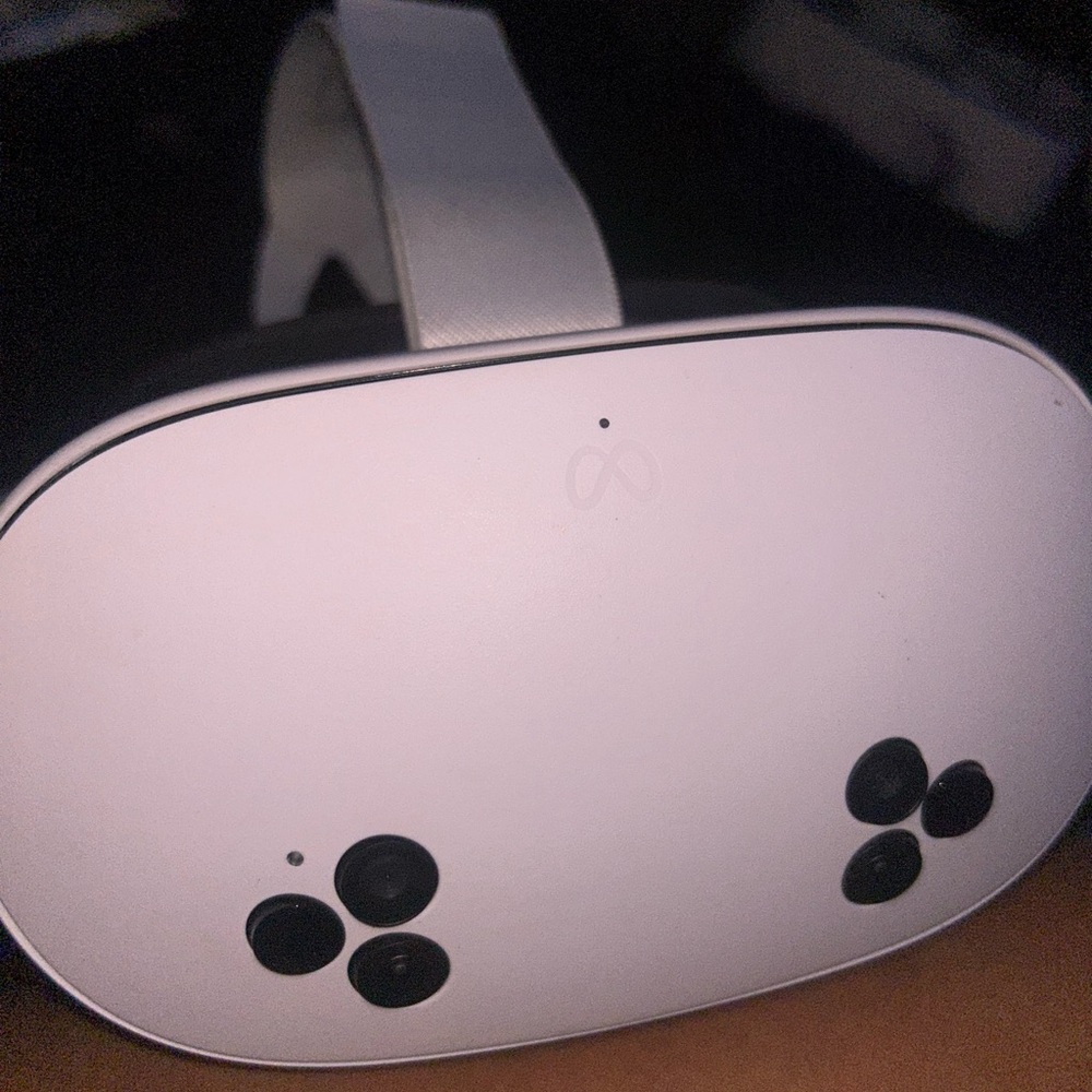 Oculus White Standalone VR Headset with Ergonomic Design